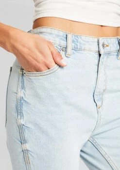 Avalon Capri 9 Avalon Capri -Zesty Dresses Sales Ecommerce Crop 24 04 17 AVALONSHORTS SKYLIGHT 1302 ECOMM1