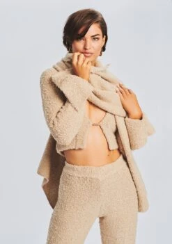 Boucle Scarf -Zesty Dresses Sales Ecommerce Crop RF eComm 220920 Set2 SHOT 03 0291E 3125caea 97f9 4677 b360 d38976871830