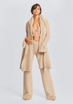 Boucle Scarf -Zesty Dresses Sales Ecommerce Crop RF eComm 220920 Set2 SHOT 03 0325E